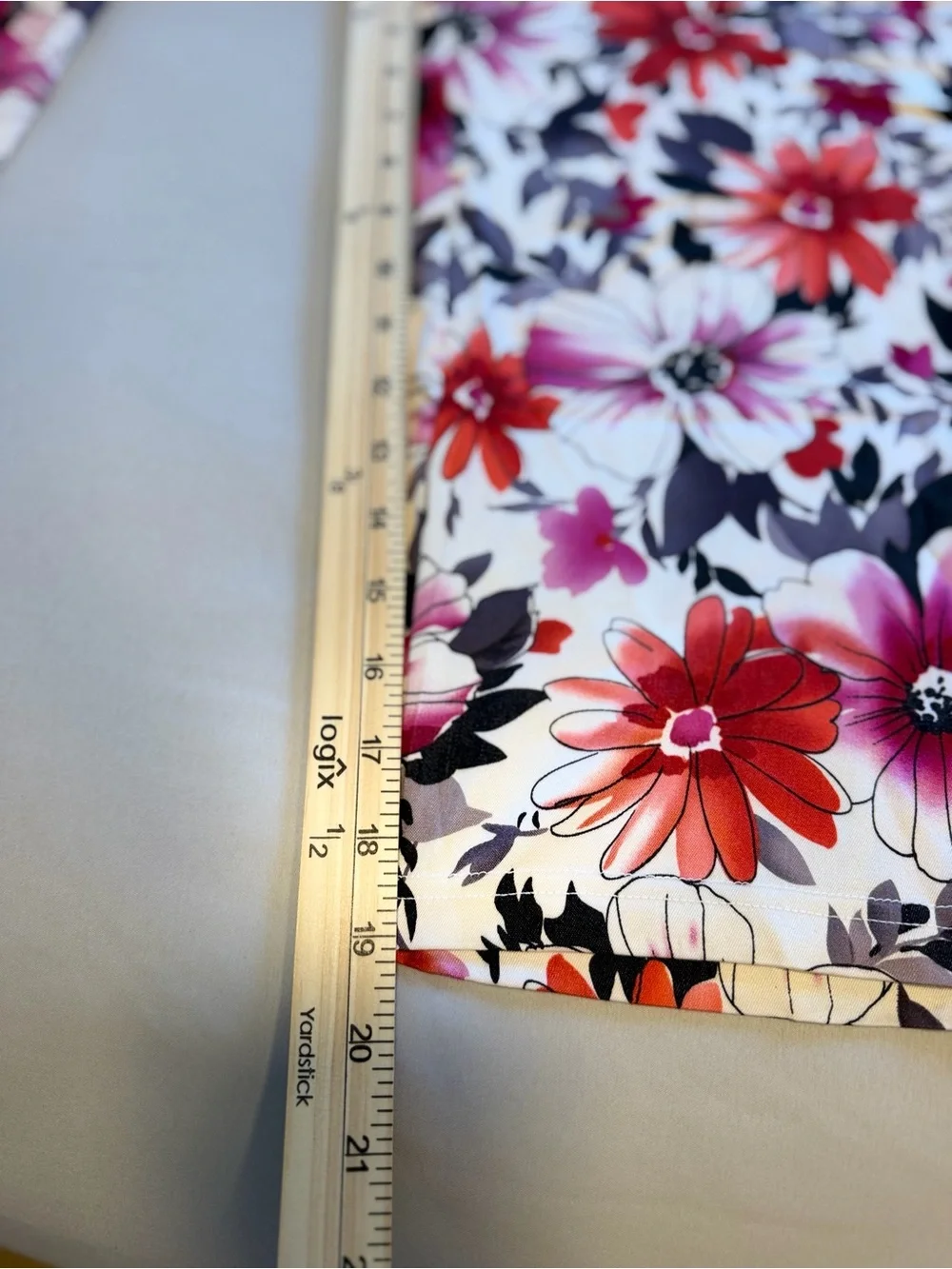 Floral Ankle Skinny Pants in White with Pink & Red Bloom